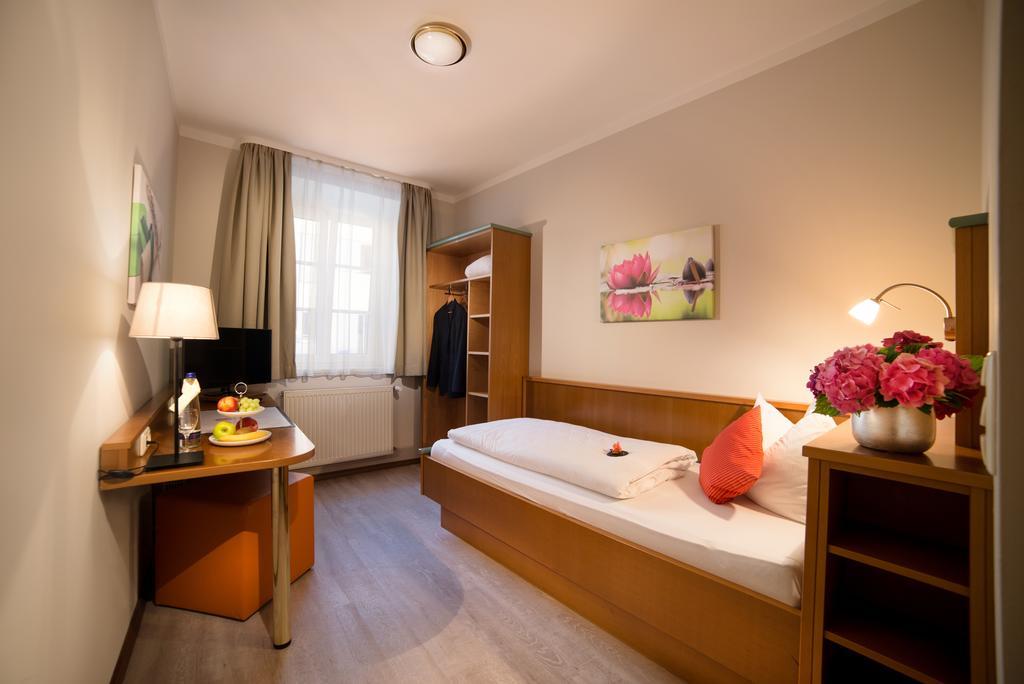 Boardinghouse Pfarrkirchen Hotel Екстериор снимка